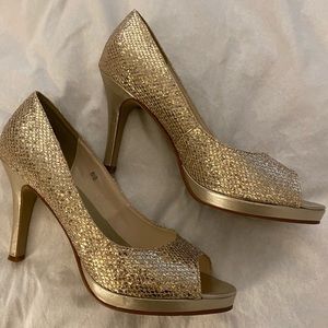 DYEABLES SARI OPEN TOED GOLD SHOES. WORN ONCE. SIZE 8.5
